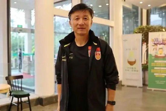 16岁的安德雷性情别扭，对布满魅力却立场冰凉的同窗罗梦娜沉沦不已，直到他于度假时碰见斑斓的饭馆员工安娜梦娜，一切才呈现转变